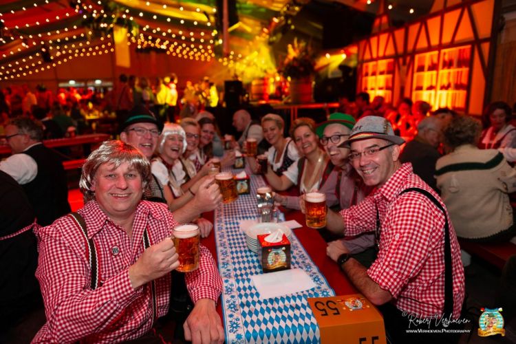 Das Grosse Oktoberfest - Partycrew 5.jpg